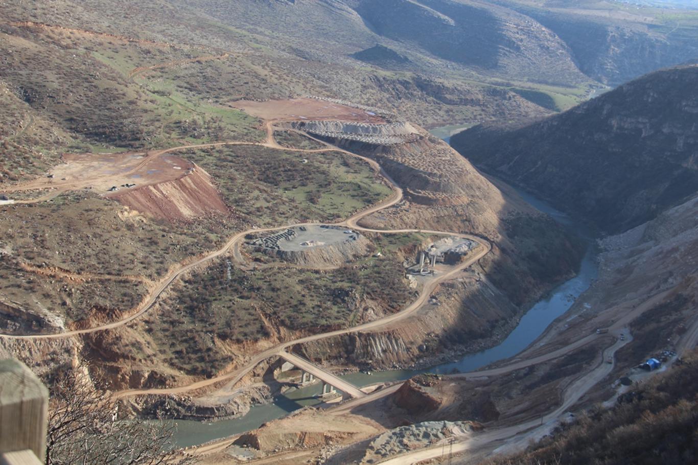 Diyarbakır Valisi Silvan Barajı şantiyesinde incelemelerde bulundu